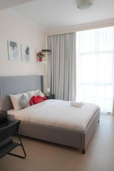 Step Into Serenity - Discover Modern Living In 1Br Apartment With Panoramic Views In Dubai Marina Near Jbr Walk, Beach And Bla Bla Club Luaran gambar