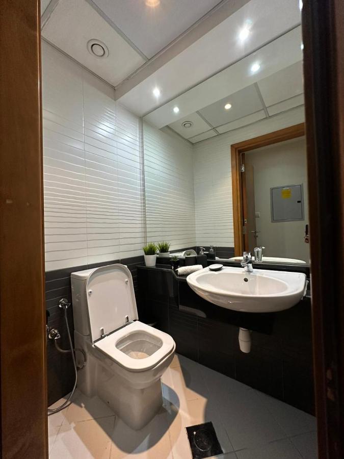 Step Into Serenity - Discover Modern Living In 1Br Apartment With Panoramic Views In Dubai Marina Near Jbr Walk, Beach And Bla Bla Club Luaran gambar